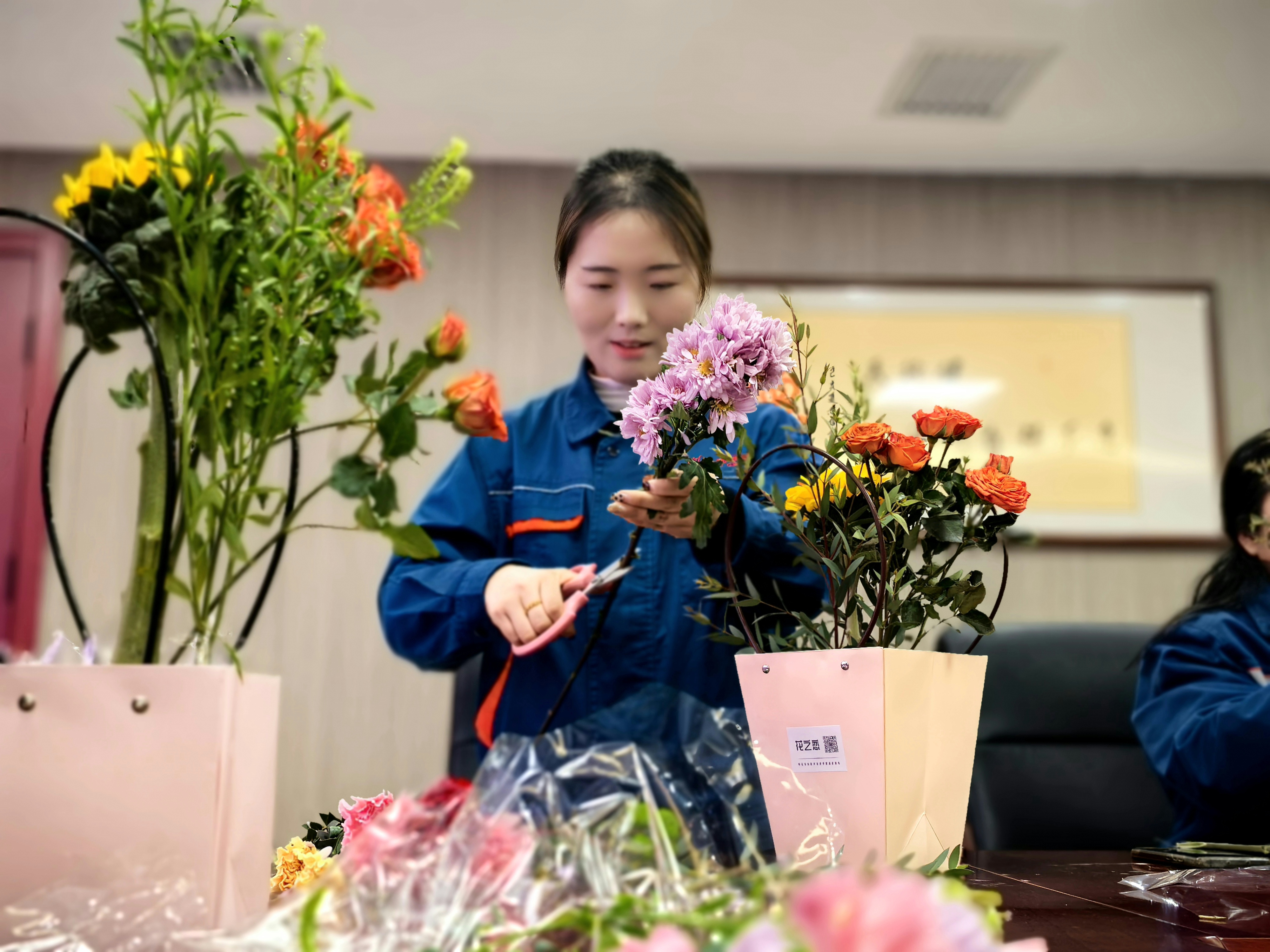 �������ഺ���뻨���衱�����½��¸���չ�����ˡ���Ů�ڲ廨�ֹ������